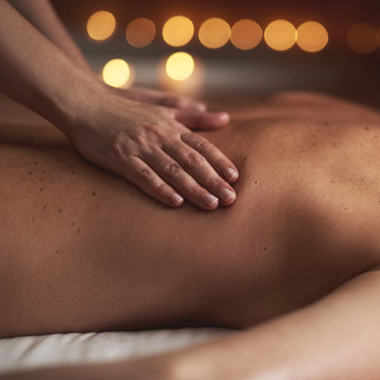 Bild von Wellnessmassage für den Rücken mit Aromaöl