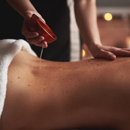 Bild von Wellnessmassage Rücken mit Aromaöl